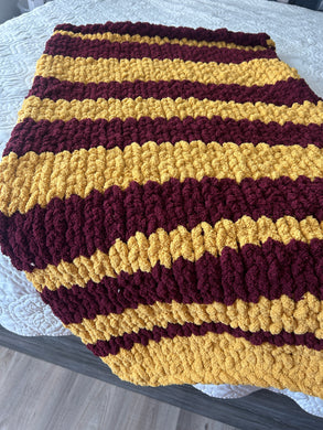 Cozy chunky yarn hand knit throw blanket